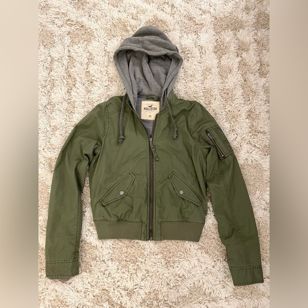 NWT Hollister Womenโs Bomber Jacket Bomber Sweater Jacket Olive Green